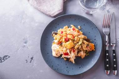 Tavuk ve kinoalı diyet salatası. Uzayı kopyala Üst görünüm