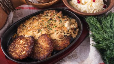 Patatesli krema soslu krep ve tavada mantar. Ulusal gıda