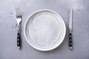 Çatal ve bıçaklı boş tabak. Üst Manzara. Boşluğu kopyala
