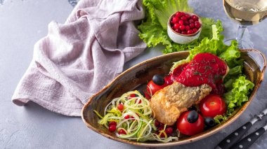 Lezzetli pişmiş mersin balığı, domatesli ve şarapla servis edilen kırmızı soslu. Boşluğu kopyala