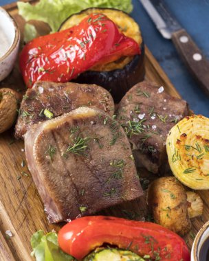 Sebzeli ızgara sığır dili. Yakın çekim.