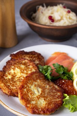 Havyar ve somonla süslenmiş patatesli gözleme. Yakın çekim.