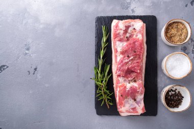 Çiğ domuz eti, tuz, biber ve biberiye. Üst Manzara. Metin için boşluk