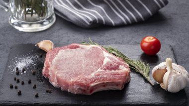 Çiğ domuz pirzolası ve baharatlı biftek. Metin için boşluk