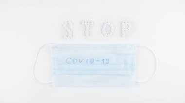 COVID-19 kavramını bırak: haplar ve beyaz maske. Üst görünüm