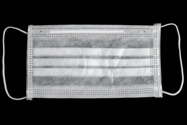 Siyah arka planda beyaz tıbbi koruyucu maske. Üst görünüm