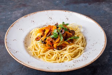 Tabakta vejetaryen spagetti. Sebzeli spagetti. Diyet ve sağlıklı yiyecekler.  