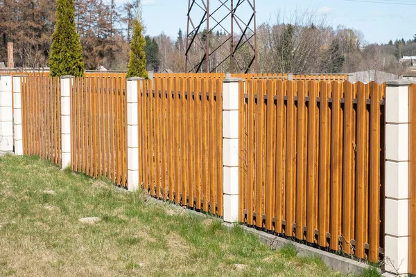 Tahta çitler. Açık hava.