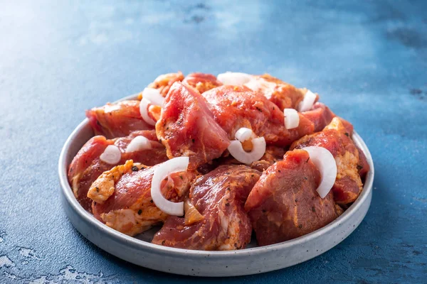 スパイスと玉ねぎと生の豚肉の肉 調理する準備ができてプレート上のマリネSashlik — ストック写真