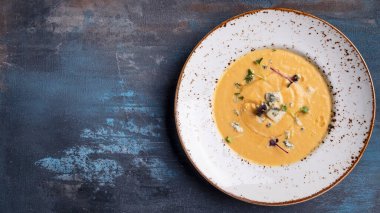 Dorblue peynirli balkabağı çorbası. Üst görünüm, metin alanı