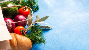 Kese kağıdındaki farklı yiyecekler. Metin uzayı