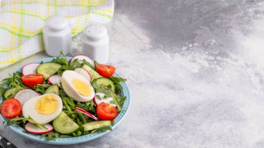 Yumurtalı, turplu, salatalıklı, domatesli ve karışık sebzeli leziz diyet salatası. Kilo verme konsepti. Boşluğu kopyala