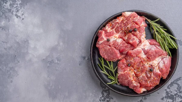 Carne Porco Cru Com Especiarias Prontas Para Cozinhar Vista Superior — Fotografia de Stock