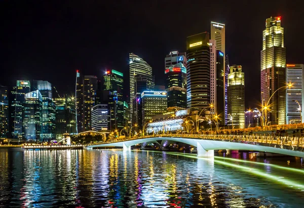 Singapur Cityscape Edificio financiero anochecer, Esta zona es el lugar más famoso para los turistas en Singapur llamado Marina Bay — Foto de Stock