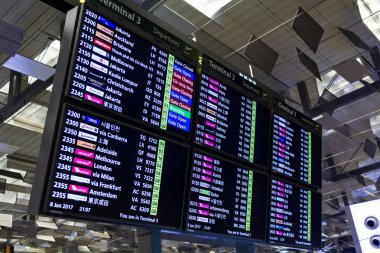 Singapur - 8 Ocak 2017: Changi Uluslararası Havalimanı'na gidiş salonunda ziyaretçi dolaşmak 