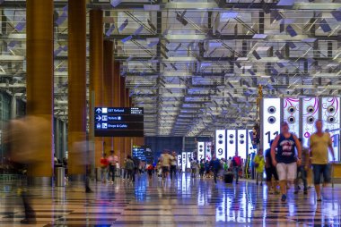 Singapur - 8 Ocak 2017: Changi Uluslararası Havalimanı'na gidiş salonunda ziyaretçi dolaşmak 