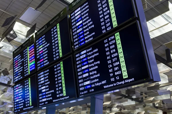 Singapur - 8 Ocak 2017: Changi Uluslararası Havalimanı'na gidiş salonunda ziyaretçi dolaşmak 