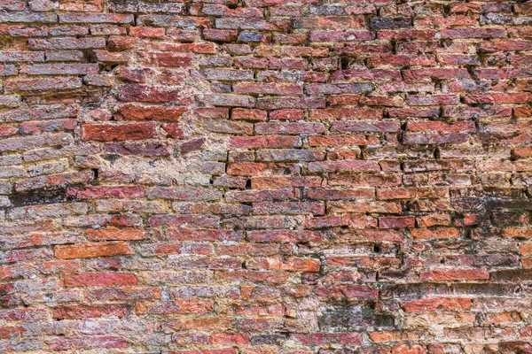 Texture altérée de vieux murs de briques teintées brun foncé et rouge — Photo