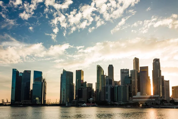 Singapur - 07 de enero de 2017: Singapur Cityscape Financial building with Dramatic Cloud — Foto de Stock