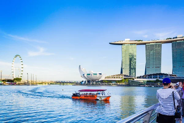 Marina Bay ve Marina Bay Sands Hotel Ducktour teknede akşam güzel havalarda