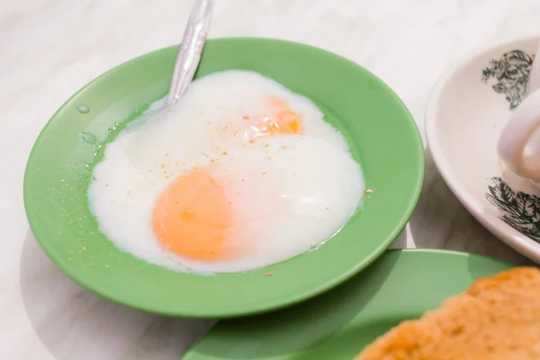 Œufs mi-durs, petit déjeuner traditionnel singapourien appelé Kaya Toast — Photo