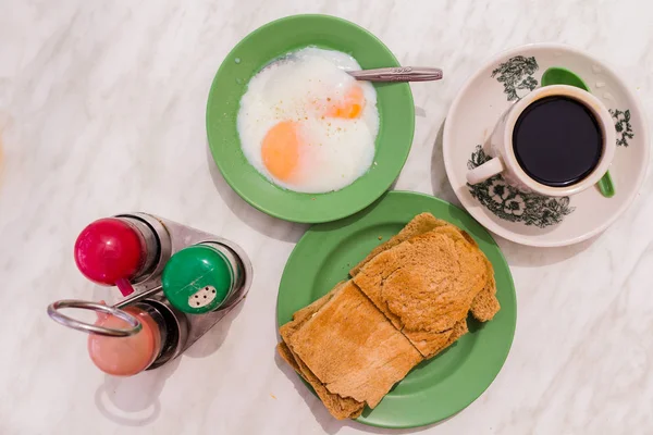 전통적인 싱가포르 아침 식사 라는 카 야 토스트, 블랙 커피, 반 삶은 계란, 코코넛 잼 — 스톡 사진