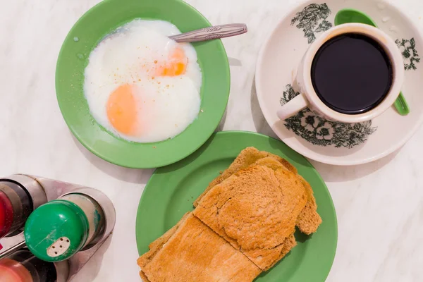 Традиционный сингапурский завтрак "Кайя Тост", черный кофе, полувареные яйца и кокосовое варенье — стоковое фото