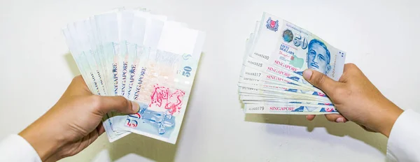 Singapur para el izole beyaz arka plan, para ile