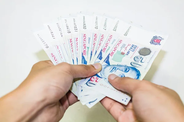 Singapur para ile izole el beyaz arka planda