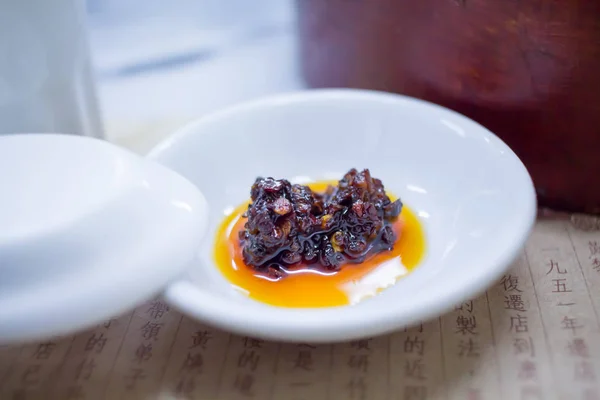 중국어 프라이드 레드 칠리 소스, 흰 접시에 고추 기름 — 스톡 사진