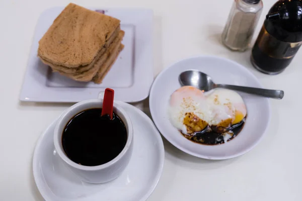 Cingapura café da manhã Kaya brinde com coco geleia e café preto — Fotografia de Stock