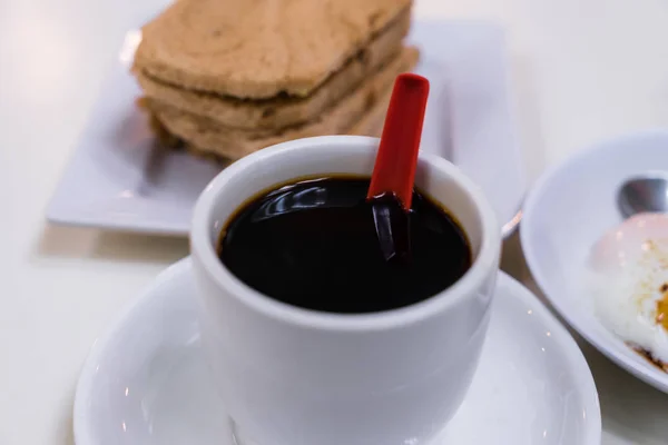 Zwarte koffie traditioneel Singapore ontbijt genaamd Kaya Toast — Stockfoto