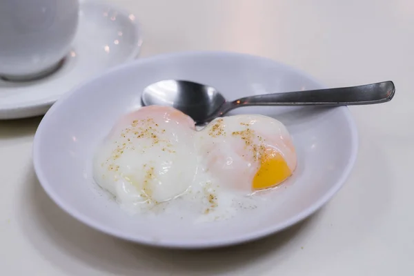 Half-gekookte eieren, traditioneel Singapore ontbijt genaamd Kaya Toast — Stockfoto