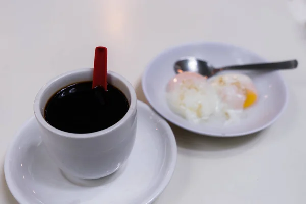 Svart kaffe traditionell Singapore frukost kallas Kaya Toast — Stockfoto