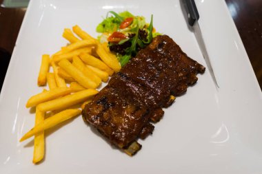 Dilimlenmiş Barbekü Domuz kaburga, dilimlenmiş et odaklanmak kavrulmuş