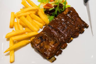 Dilimlenmiş Barbekü Domuz kaburga, dilimlenmiş et odaklanmak kavrulmuş