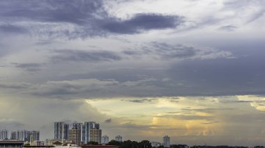 Singapur şehir merkezinde gökdelenler ve geleneksel daireler