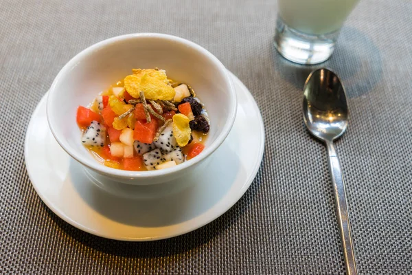 Ensalada de frutas caseras útiles, tazón de cereal y desayuno saludable —  Fotos de Stock