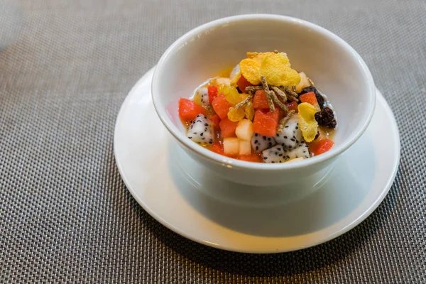 Ensalada de frutas caseras útiles, tazón de cereal y desayuno saludable —  Fotos de Stock