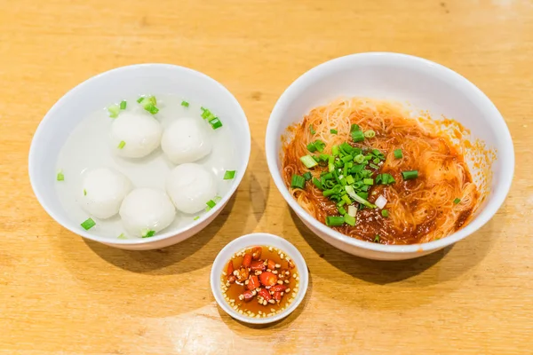 Teowchew Fishball nudlar med soppa och chilisås på bord — Stockfoto