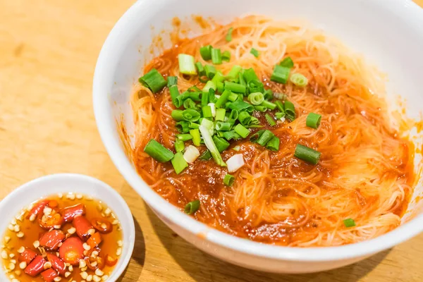 Massa de Teowcheew Fishball com sopa e molho de pimenta na mesa — Fotografia de Stock