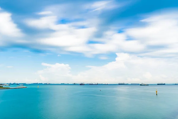 Singapur Seascape Desde Marina Barrage con buque de carga y cielo — Foto de Stock