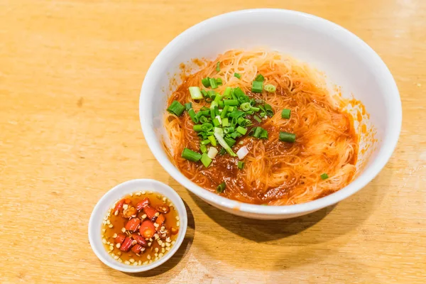 Massa de Teowcheew Fishball com sopa e molho de pimenta na mesa — Fotografia de Stock