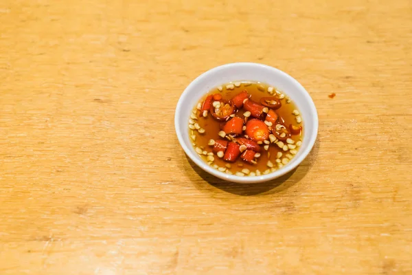 Pimenta tailandesa com molho de peixe três gostos em mesa de madeira — Fotografia de Stock