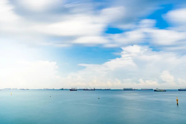 Singapur Seascape Desde Marina Barrage con buque de carga y cielo — Foto de Stock