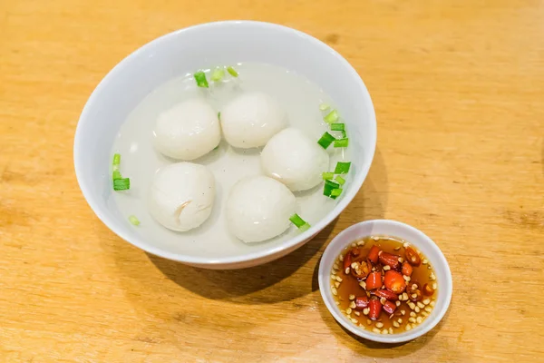 Teowcheew Fishball com sopa e molho de pimenta na mesa Fotos De Bancos De Imagens