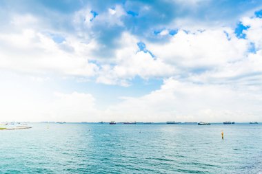 Singapur deniz manzarası üzerinden Marina Barrage kargo gemisi ve gökyüzü ile