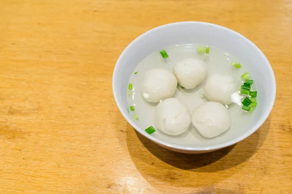 나무 테이블에 수프와 Teowchew Fishball — 스톡 사진