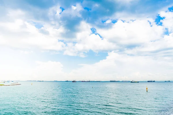 Singapur Seascape Desde Marina Barrage con buque de carga y cielo — Foto de Stock