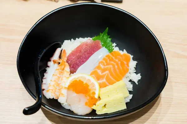 Ciotola Chirashi Sushi con gamberi di tonno salmone servita con Wasabi — Foto Stock